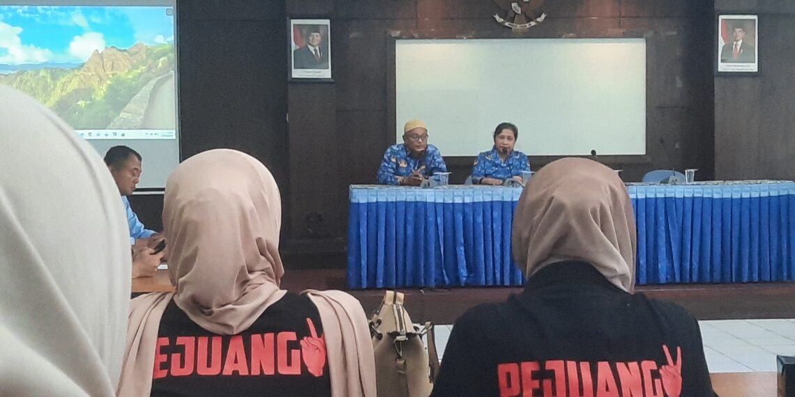 Mediasi tripartit sengketa pesangon PT Mataram Tunghal Garment (MTG) di Dinas Tenaga Kerja (Disnaker) Sleman, Jumat (17/4/2026). (Hadid Pangestu)