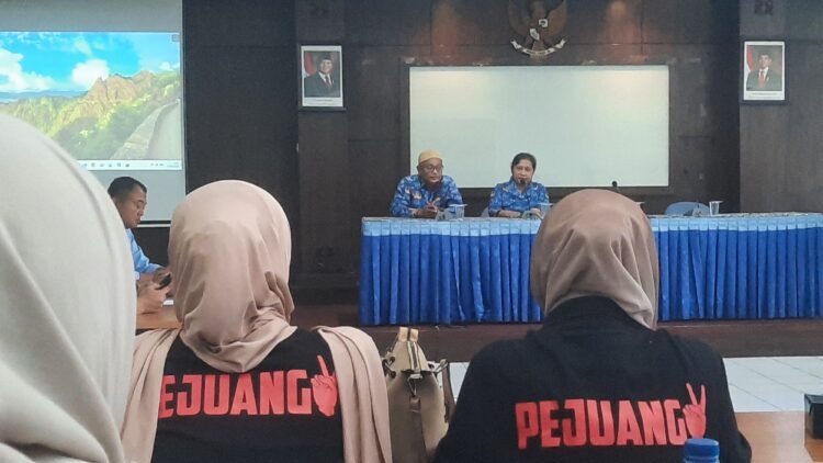 Mediasi tripartit sengketa pesangon PT Mataram Tunghal Garment (MTG) di Dinas Tenaga Kerja (Disnaker) Sleman, Jumat (17/4/2026). (Hadid Pangestu)