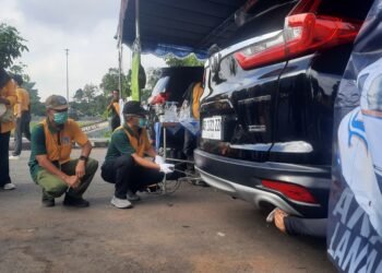 Sekretaris Daerah (Sekda) Sleman melakukan uji emisi kendaraam roda 4 di Lapangan Denggung, Sleman, DIY, Selasa (24/4/2026).