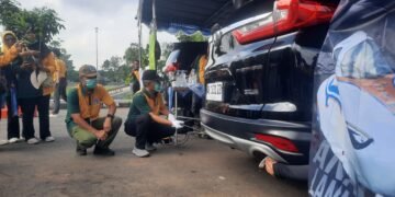 Sekretaris Daerah (Sekda) Sleman melakukan uji emisi kendaraam roda 4 di Lapangan Denggung, Sleman, DIY, Selasa (24/4/2026).
