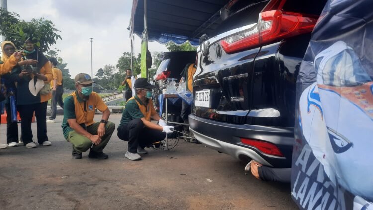 Sekretaris Daerah (Sekda) Sleman melakukan uji emisi kendaraam roda 4 di Lapangan Denggung, Sleman, DIY, Selasa (24/4/2026).