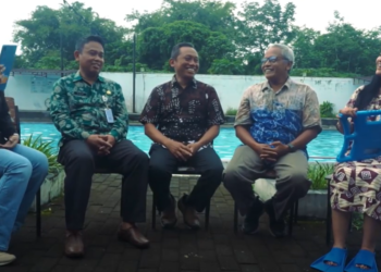 Wakil Ketua DPRD Sleman Hasto Karyantoro berdialog bersama pengurus BUMKal Amarta Pandowoharjo didampingi Dinas PMK Sleman