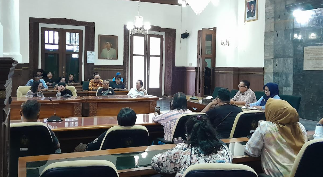 Puluhan orang yang tergabung dalam organisasi GeBUKK melakukan audiensi dengan Ketua DPRD DIY, Nuryadi, pada Selasa (14/4/2026).