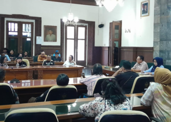 Puluhan orang yang tergabung dalam organisasi GeBUKK melakukan audiensi dengan Ketua DPRD DIY, Nuryadi, pada Selasa (14/4/2026).