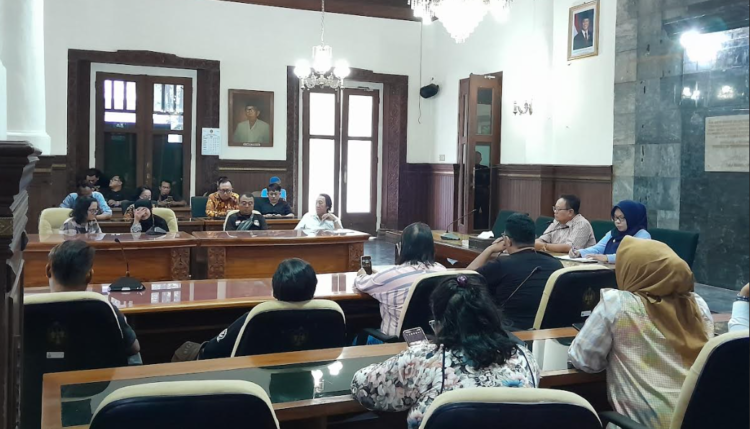 Puluhan orang yang tergabung dalam organisasi GeBUKK melakukan audiensi dengan Ketua DPRD DIY, Nuryadi, pada Selasa (14/4/2026).