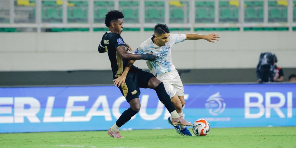 Pemain PSIM, Ezequiel Vidal (kanan), berebut bola dengan pemain Dewa United FC, Hugo Gomes, dalam laga pekan ke-26 BRI Super League 2025/26 di Banten International Stadium, Jumat (3/4/2026).