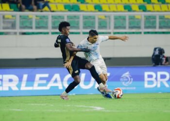 Pemain PSIM, Ezequiel Vidal (kanan), berebut bola dengan pemain Dewa United FC, Hugo Gomes, dalam laga pekan ke-26 BRI Super League 2025/26 di Banten International Stadium, Jumat (3/4/2026).