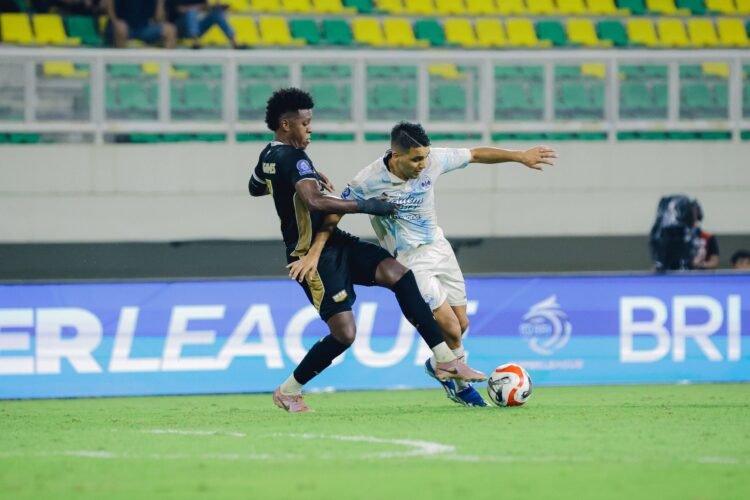 Pemain PSIM, Ezequiel Vidal (kanan), berebut bola dengan pemain Dewa United FC, Hugo Gomes, dalam laga pekan ke-26 BRI Super League 2025/26 di Banten International Stadium, Jumat (3/4/2026).