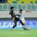 Pemain PSIM, Ezequiel Vidal (kanan), berebut bola dengan pemain Dewa United FC, Hugo Gomes, dalam laga pekan ke-26 BRI Super League 2025/26 di Banten International Stadium, Jumat (3/4/2026).