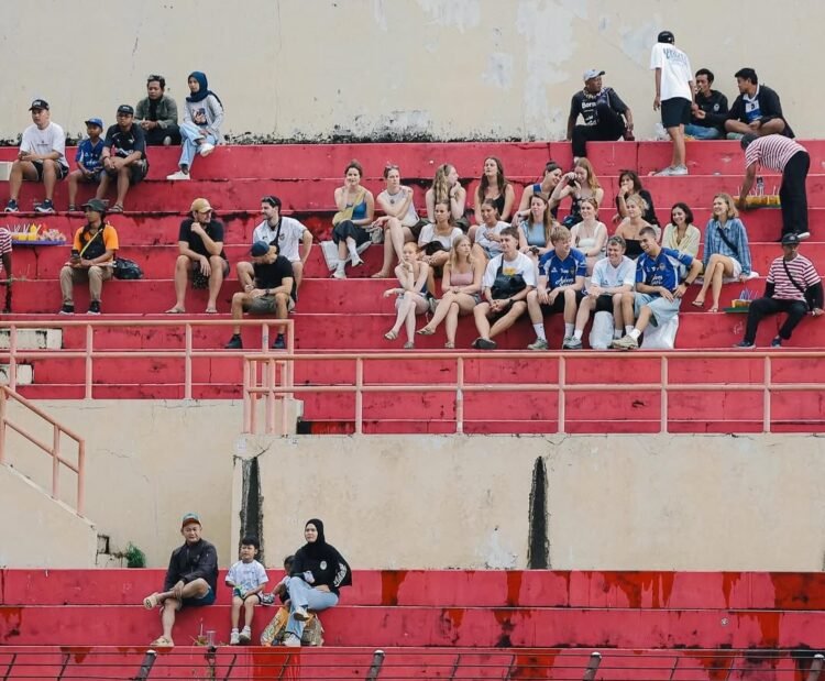 Suasana tribun Stadion SUltan Agung, Bantul, dalam laga PSIM melawan PSM Makassar, Jumat (10/4/2026).