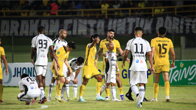 Laga PSS Sleman saat dijamu Barito Putera di Stadion 17 Mei, Banjarmasin, Sabtu (11/4/2026).