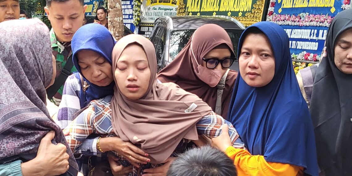 Istri almarhum prajurit TNI Praka Farizal yang guhur dalam misi perdamaian di Lebanon tiba di rumah duka di Lendah, Kulon Progo, DIY, Kamis (2/4/2026).