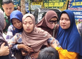 Istri almarhum prajurit TNI Praka Farizal yang guhur dalam misi perdamaian di Lebanon tiba di rumah duka di Lendah, Kulon Progo, DIY, Kamis (2/4/2026).