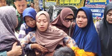 Istri almarhum prajurit TNI Praka Farizal yang guhur dalam misi perdamaian di Lebanon tiba di rumah duka di Lendah, Kulon Progo, DIY, Kamis (2/4/2026).