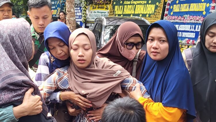 Istri almarhum prajurit TNI Praka Farizal yang guhur dalam misi perdamaian di Lebanon tiba di rumah duka di Lendah, Kulon Progo, DIY, Kamis (2/4/2026).