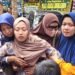 Istri almarhum prajurit TNI Praka Farizal yang guhur dalam misi perdamaian di Lebanon tiba di rumah duka di Lendah, Kulon Progo, DIY, Kamis (2/4/2026).