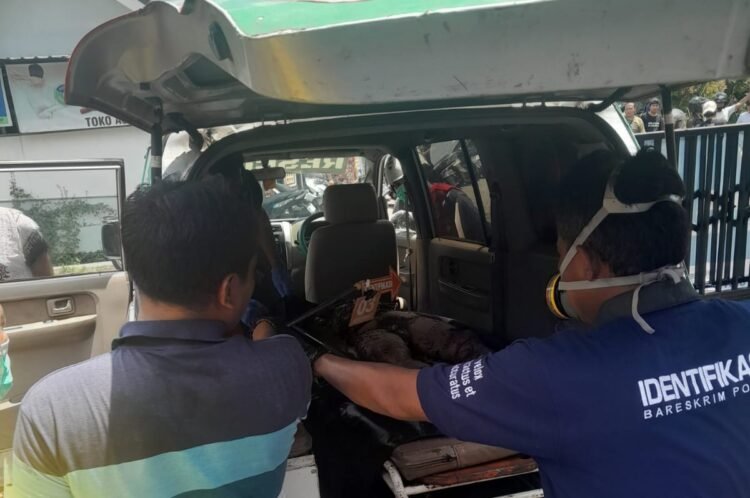 Evakuasi mayat yang ditemukan di sebuah sungai di Balecatur, Gamping, Sleman, DIY, Sabtu (11/3/2026). (Polresta Sleman)