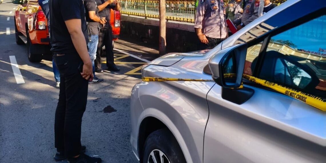 Petugas kepolisian melakukan olah TKP penemuan seorang pria meninggal dunia di Jalan Pasar Kembang, Kelurahan Sosromenduran, Kemantren Gedongtengen, Kota Yogyakarta, pada Senin (13/4/2026).