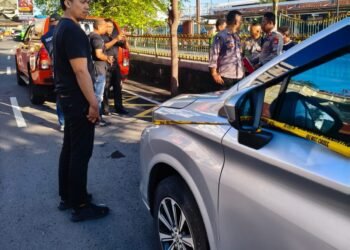 Petugas kepolisian melakukan olah TKP penemuan seorang pria meninggal dunia di Jalan Pasar Kembang, Kelurahan Sosromenduran, Kemantren Gedongtengen, Kota Yogyakarta, pada Senin (13/4/2026).