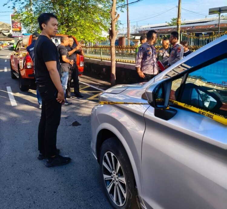 Petugas kepolisian melakukan olah TKP penemuan seorang pria meninggal dunia di Jalan Pasar Kembang, Kelurahan Sosromenduran, Kemantren Gedongtengen, Kota Yogyakarta, pada Senin (13/4/2026).