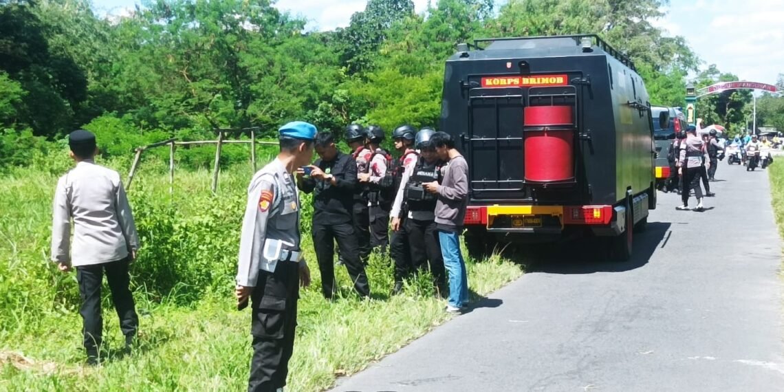 Polisi melakukan pemuanahan benda yang diduga granat di Dusun Mangunan, Senin (13/4/2026).