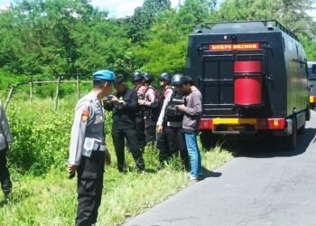 Polisi melakukan pemuanahan benda yang diduga granat di Dusun Mangunan, Senin (13/4/2026).