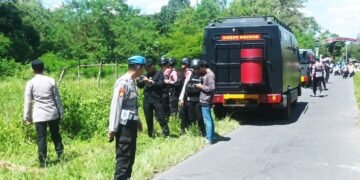 Polisi melakukan pemuanahan benda yang diduga granat di Dusun Mangunan, Senin (13/4/2026).