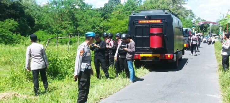 Polisi melakukan pemuanahan benda yang diduga granat di Dusun Mangunan, Senin (13/4/2026).