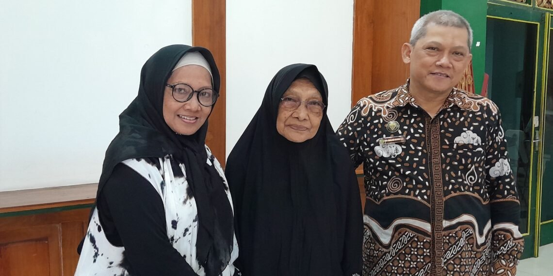 Calon jemaah haji tertua di Kota Yogyakarta, Sarminiah (85) (tengah), didampingi oleh keluarganya saat menghadiri acara pamitan calon jamaah haji di Balaikota Yogyakarta, Rabu (15/4/2026).