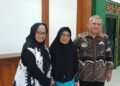 Calon jemaah haji tertua di Kota Yogyakarta, Sarminiah (85) (tengah), didampingi oleh keluarganya saat menghadiri acara pamitan calon jamaah haji di Balaikota Yogyakarta, Rabu (15/4/2026).