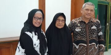 Calon jemaah haji tertua di Kota Yogyakarta, Sarminiah (85) (tengah), didampingi oleh keluarganya saat menghadiri acara pamitan calon jamaah haji di Balaikota Yogyakarta, Rabu (15/4/2026).