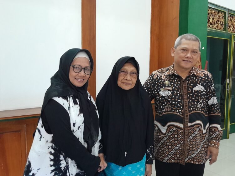 Calon jemaah haji tertua di Kota Yogyakarta, Sarminiah (85) (tengah), didampingi oleh keluarganya saat menghadiri acara pamitan calon jamaah haji di Balaikota Yogyakarta, Rabu (15/4/2026).