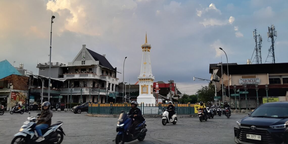 Suasana kawasan Tugu Pal Putih, ikon Kota Yogyakarta, Jumat (17/4/2026).
