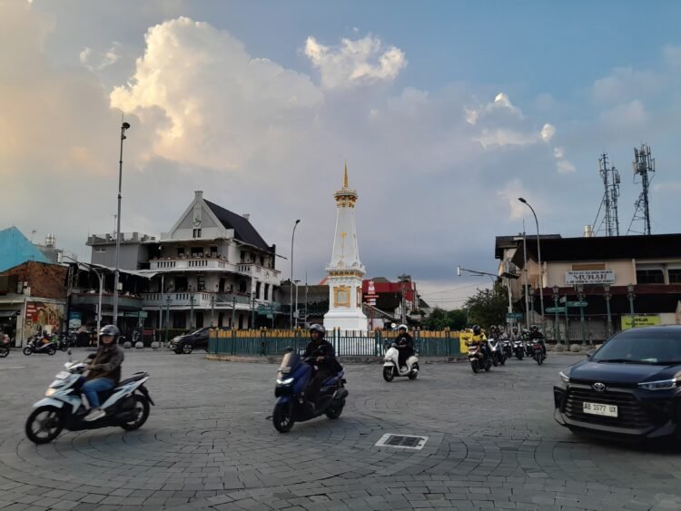 Suasana kawasan Tugu Pal Putih, ikon Kota Yogyakarta, Jumat (17/4/2026).