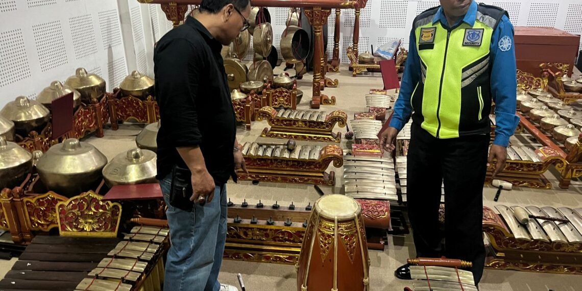 Petugas melakukan olah tempat kejadian perkara hilangnya 7 bilah gamelan di Fakultas Ilmu Budaya (FIB) Universitas Gadjah Mada (UGM).