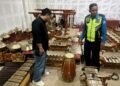 Petugas melakukan olah tempat kejadian perkara hilangnya 7 bilah gamelan di Fakultas Ilmu Budaya (FIB) Universitas Gadjah Mada (UGM).