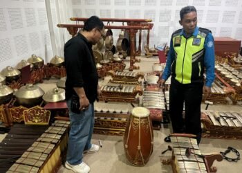 Petugas melakukan olah tempat kejadian perkara hilangnya 7 bilah gamelan di Fakultas Ilmu Budaya (FIB) Universitas Gadjah Mada (UGM).
