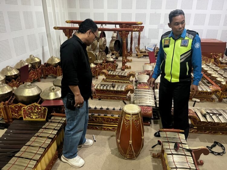Petugas melakukan olah tempat kejadian perkara hilangnya 7 bilah gamelan di Fakultas Ilmu Budaya (FIB) Universitas Gadjah Mada (UGM).