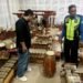 Petugas melakukan olah tempat kejadian perkara hilangnya 7 bilah gamelan di Fakultas Ilmu Budaya (FIB) Universitas Gadjah Mada (UGM).