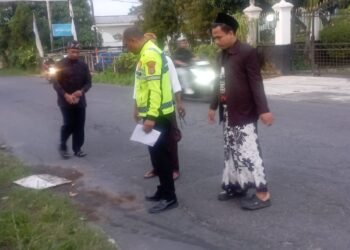 Polisi saat mendatangi lokasi kejadian kecelakaan di Jalan Kaliurang km 16,5, Umbulmartani, Ngemplak, Sleman, DIY, Minggun (19/4/2026). (Polresta Sleman)