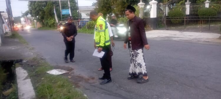 Polisi saat mendatangi lokasi kejadian kecelakaan di Jalan Kaliurang km 16,5, Umbulmartani, Ngemplak, Sleman, DIY, Minggun (19/4/2026). (Polresta Sleman)