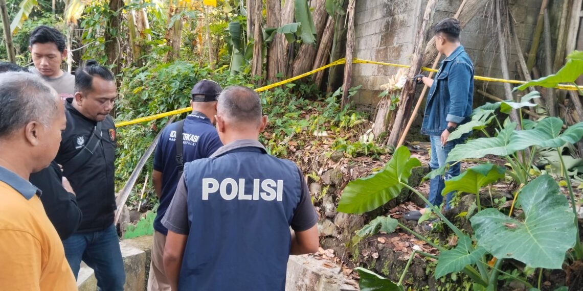 Suasana olah Tempat Kejadian Perkara di lokasi pemuan mayat di saluran irigasi wilayah Harjobinangun, Pakem, Sleman, DIY, Senin pagi (20/4/2026). (Polresta Sleman)