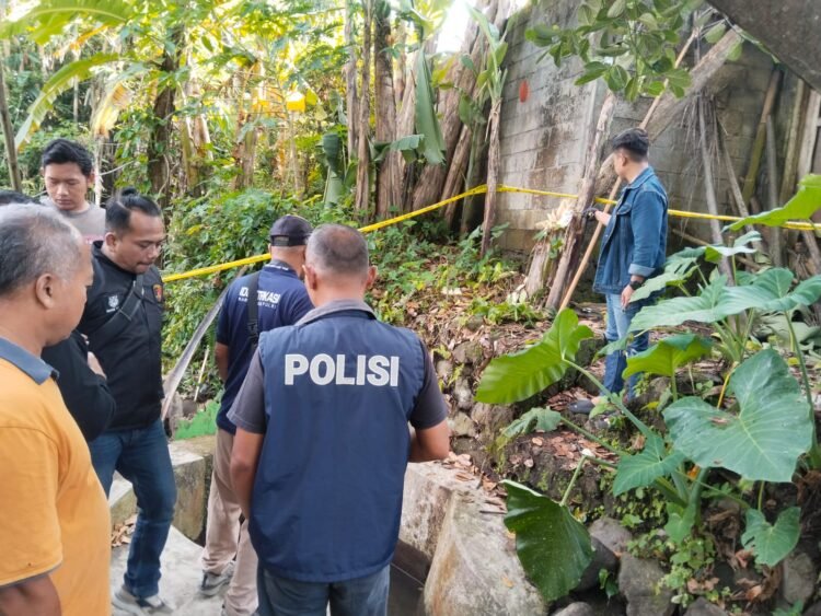 Suasana olah Tempat Kejadian Perkara di lokasi pemuan mayat di saluran irigasi wilayah Harjobinangun, Pakem, Sleman, DIY, Senin pagi (20/4/2026). (Polresta Sleman)