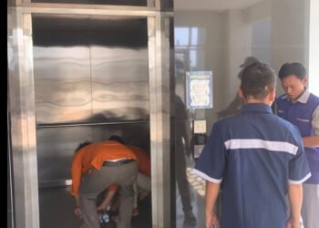 Petugas Damkarmat Kota Yogyakarta mengevakuasi 12 mahasiswa UAD yang terjebak di dalam lift kampus yang berada di Jalan Kapas, Kemantren Umbulharjo, Kota Yogyakarta, pada Senin (20/4/2026).