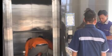 Petugas Damkarmat Kota Yogyakarta mengevakuasi 12 mahasiswa UAD yang terjebak di dalam lift kampus yang berada di Jalan Kapas, Kemantren Umbulharjo, Kota Yogyakarta, pada Senin (20/4/2026).