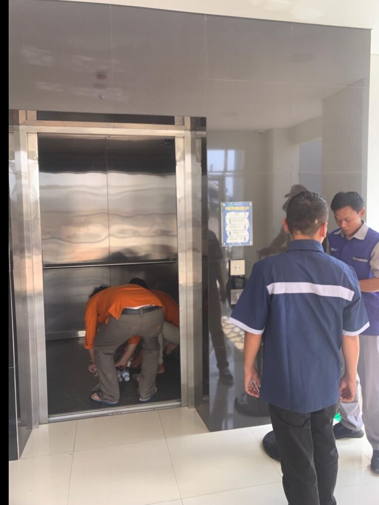 Petugas Damkarmat Kota Yogyakarta mengevakuasi 12 mahasiswa UAD yang terjebak di dalam lift kampus yang berada di Jalan Kapas, Kemantren Umbulharjo, Kota Yogyakarta, pada Senin (20/4/2026).