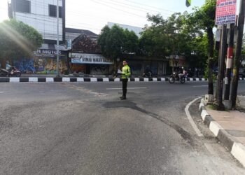 Petugas kepolisian Polresta Yogyakarta melakukan olah TKP insiden kecelakaan lalu lintas yang melibatkan kendaraan sepeda motor dan pejalan kaki di Simpang Tiga Jambon, Jalan Magelang, Kelurahan Kricak, Kemantren Tegalrejo, Kota Yogyakarta, Rabu (22/4/2025).