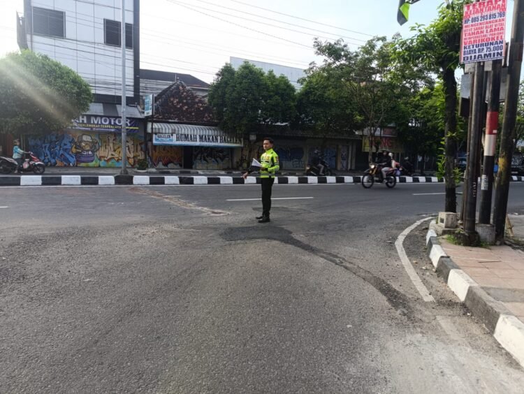 Petugas kepolisian Polresta Yogyakarta melakukan olah TKP insiden kecelakaan lalu lintas yang melibatkan kendaraan sepeda motor dan pejalan kaki di Simpang Tiga Jambon, Jalan Magelang, Kelurahan Kricak, Kemantren Tegalrejo, Kota Yogyakarta, Rabu (22/4/2025).
