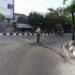 Petugas kepolisian Polresta Yogyakarta melakukan olah TKP insiden kecelakaan lalu lintas yang melibatkan kendaraan sepeda motor dan pejalan kaki di Simpang Tiga Jambon, Jalan Magelang, Kelurahan Kricak, Kemantren Tegalrejo, Kota Yogyakarta, Rabu (22/4/2025).