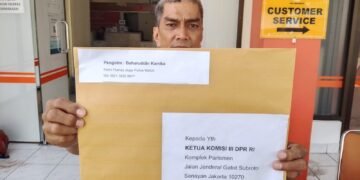 Kadiv Humas Jogja Police Watch (JPW) Baharuddin Kamba saat mengirim surat ke Komisi III DPR RI melalui kantor pos meminta digelar pembahasan atas kematian remaja di Bantul akibat dikeroyok, Kamis (23/4/2026).